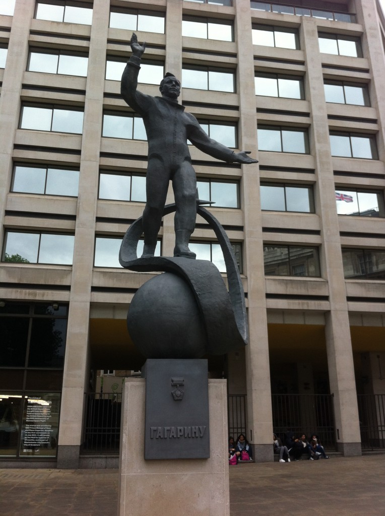памятник Юрию Гагарину в центре Лондона